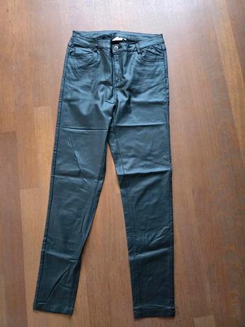 Donkergroene lederlook broek maat 44 beschikbaar voor biedingen