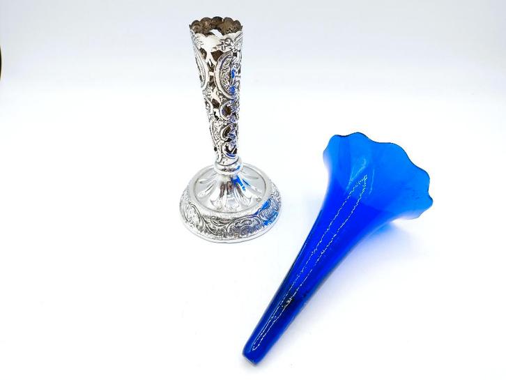 Zilveren bloemenvaasje met blauw glas, Nederland, 1925, Antiek en Kunst, Antiek | Goud en Zilver, Zilver, Verzenden