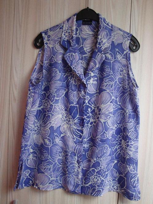 Maat 44. Lila paarse blouse met witte bloemen., Kleding | Dames, Blouses en Tunieken, Zo goed als nieuw, Maat 42/44 (L), Overige kleuren
