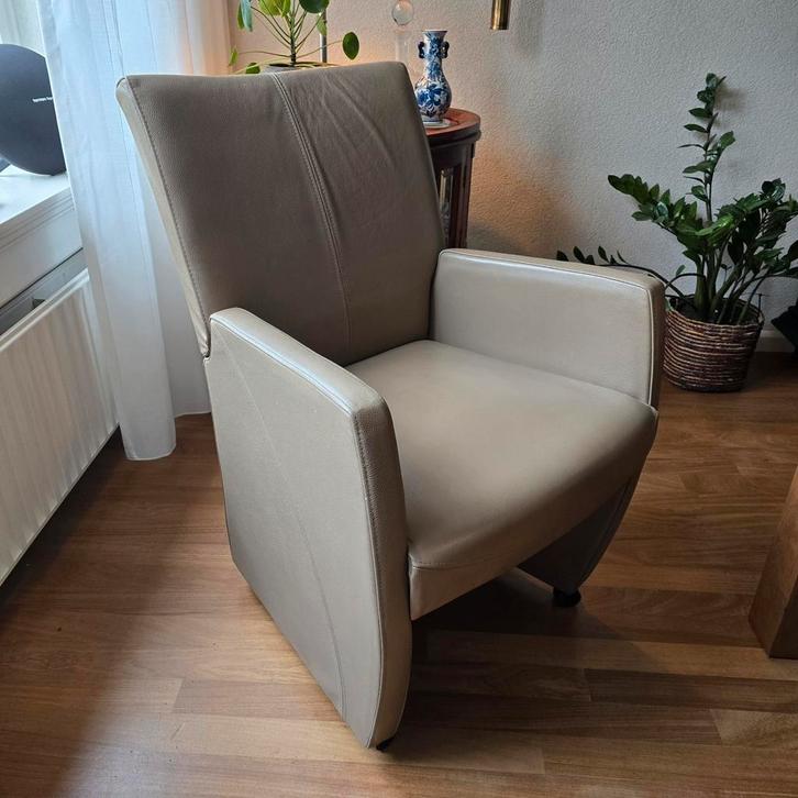 Comfortabele lederen fauteuil, Huis en Inrichting, Complete eetkamers, Gebruikt, 4 tot 6 stoelen, Ophalen
