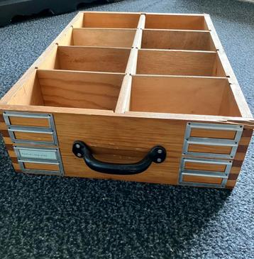 Vintage industriële lade met acht vakjes beschikbaar voor biedingen