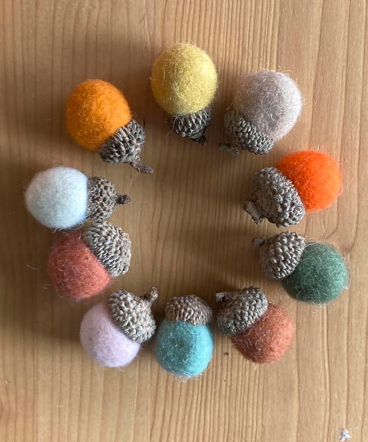 Vilten eikels eikeltjes 10 kleuren in set van 10 HERFST deco, Hobby en Vrije tijd, Vilt, Nieuw, Figuurtje(s), Verzenden