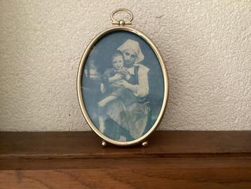 Antiek Messing Fotolijst. Ovaal model met Glas op Bolpootjes beschikbaar voor biedingen