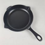 Staub gietijzeren Skillet met schenktuit Ø26 cm, Huis en Inrichting, Keuken | Potten en Pannen, Ophalen, Gietijzer, Nieuw, Keramische plaat
