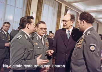 Prachtige Foto DDR Groep der Volkspolizei met Medailles