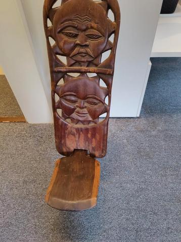 Afrikaanse houten stoel beschikbaar voor biedingen