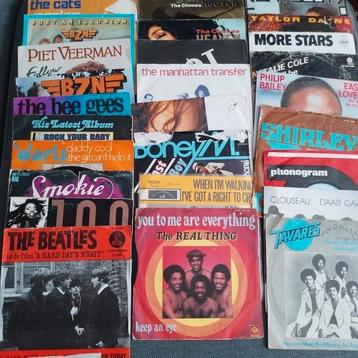 🎶 69 Singles vinyl, Engels 🎶 o.a ACDC, Queen, Beatles enz. beschikbaar voor biedingen