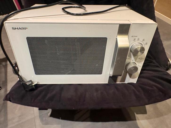 R204W Sharp solo magnetron, compact model., Witgoed en Apparatuur, Magnetrons, Gebruikt, Vrijstaand, Magnetron, Draaiplateau, Ophalen