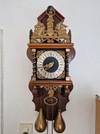 Zaanse wandklok met messing details, Ophalen