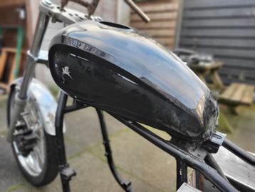 Mooie tank voor custom chopper petcock systeem  beschikbaar voor biedingen