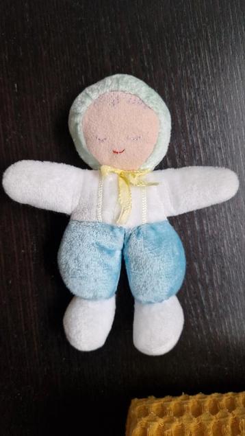 Lief wieg babypopje met zacht rammeltje beschikbaar voor biedingen