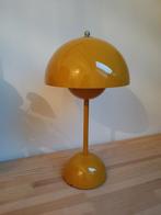 Flowerpot VP9 van &Tradition - mosterd, Huis en Inrichting, Ophalen of Verzenden, Zo goed als nieuw, Metaal, Minder dan 50 cm