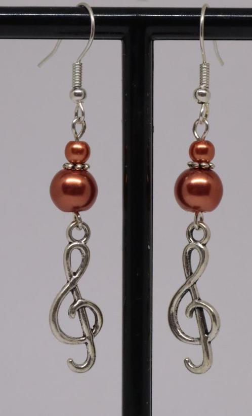 Oranje pareloorbellen met een g- sleutel bedel, Sieraden, Tassen en Uiterlijk, Oorbellen, Nieuw, Hangers, Overige materialen, Oranje