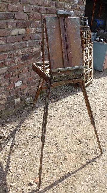 oude inklapbare schildersezel beschikbaar voor biedingen