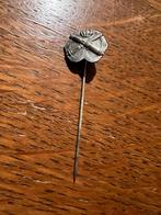 Militair Steekspeldje Artillerie - Metaal, Verzamelen, Speldjes, Pins en Buttons, Ophalen of Verzenden, Gebruikt, Overige onderwerpen