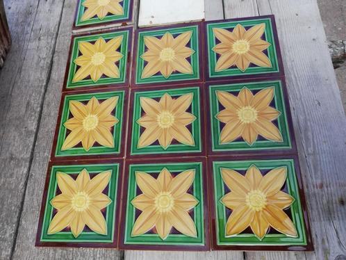 36 stuks Antieke wandtegels met warmgele afbeelding bloem, Antiek en Kunst, Antiek | Wandborden en Tegels, Ophalen