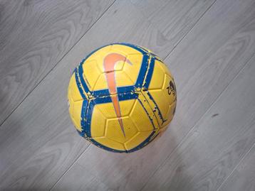 Football Kit : 2 football jersey and a ball beschikbaar voor biedingen