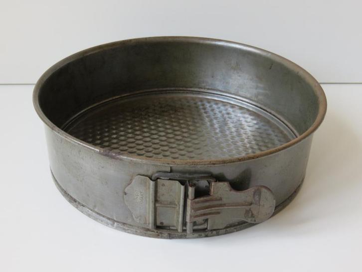 Antieke oude ronde springvorm bakvorm 24 cm, Huis en Inrichting, Keuken | Keukenbenodigdheden, Gebruikt, Ophalen of Verzenden