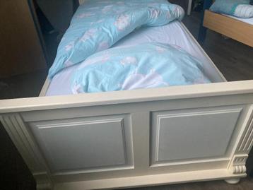 Stevig houten bed beschikbaar voor biedingen