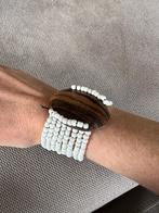 Witte kralen armband met houten detail - rekbaar, Ophalen of Verzenden, Zo goed als nieuw, Wit, Elastiek