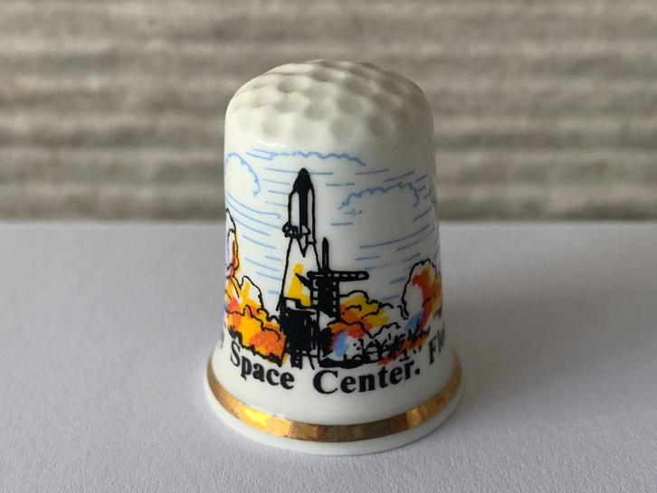 Vingerhoedje Kennedy Space Center Florida + 2x Washington DC, Verzamelen, Vingerhoedjes, Zo goed als nieuw, Buitenland, Porselein