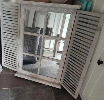 Vintage grijze houten Spiegel met Louvre Deurtjes 50 x 90 cm beschikbaar voor biedingen