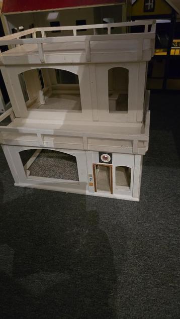 Poppenhuis 2 delig beschikbaar voor biedingen