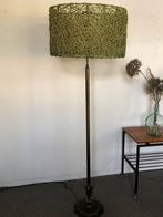 vintage koperen staande lamp met moderne groene rieten kap, Huis en Inrichting, Lampen | Vloerlampen, Ophalen, Gebruikt, Metaal