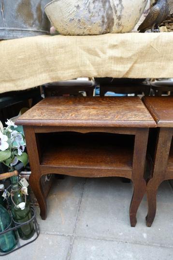 Setje  bruin houten nachtkastjes beschikbaar voor biedingen