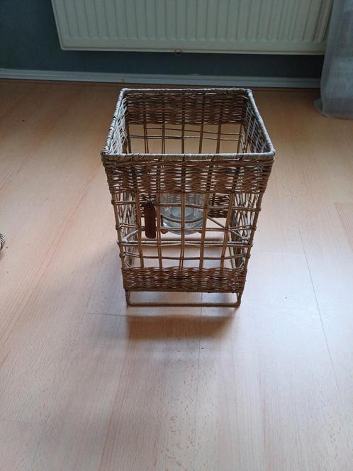 Riviera maison windlicht rattan, Huis en Inrichting, Woonaccessoires | Kandelaars en Kaarsen, Zo goed als nieuw, 25 tot 50 cm