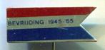 Bevrijding 2945 - '65 blik Nederland vlag speldje ( L_025 ), Verzamelen, Speldjes, Pins en Buttons, Verzenden, Zo goed als nieuw