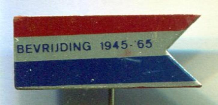 Bevrijding 2945 - '65 blik Nederland vlag speldje ( L_025 ), Verzamelen, Speldjes, Pins en Buttons, Zo goed als nieuw, Speldje of Pin