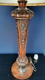 Vintage tafellamp, lamp op gestoken houten voet satijnen kap, Huis en Inrichting, Lampen | Tafellampen, Hout, Gebruikt, Vintage