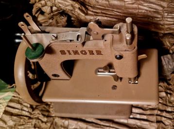 Singer kindernaaimachine MAT beige model 20 + doos + beugel
 beschikbaar voor biedingen