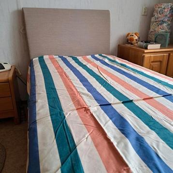 EEN- persoons DEKBEDOVERTREK aan beide zijden streepdessin beschikbaar voor biedingen