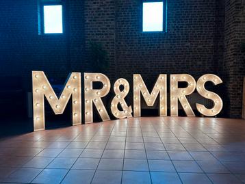 Mr & Mrs lichtletters bruiloft beschikbaar voor biedingen