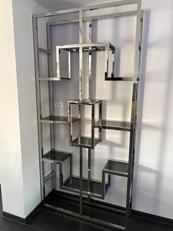Zilveren vakkenkast/wandkast met smokeglas beschikbaar voor biedingen