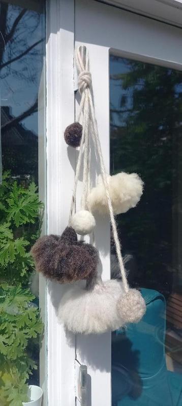 DECORATOEF, 3 toeven, bollen, 3 soorten gevilte wol beschikbaar voor biedingen