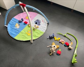 Set met speelkleed, box mobiel en knuffels van Woezel en Pip beschikbaar voor biedingen