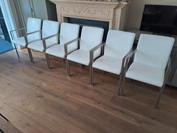 6 Lederen eetkamerstoelen  beschikbaar voor biedingen