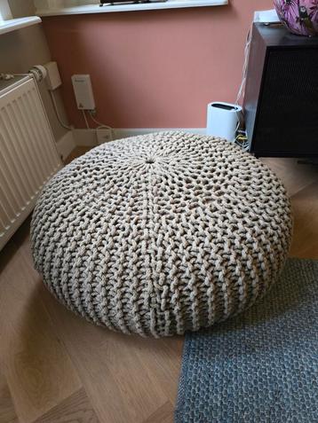 Beige grof gehaakte poef diameter 70cm beschikbaar voor biedingen