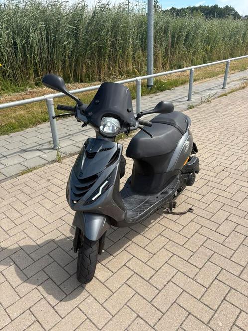 Piaggio zip iget, Fietsen en Brommers, Scooters | Piaggio, Zo goed als nieuw, Zip, Maximaal 25 km/u, Benzine, Ophalen