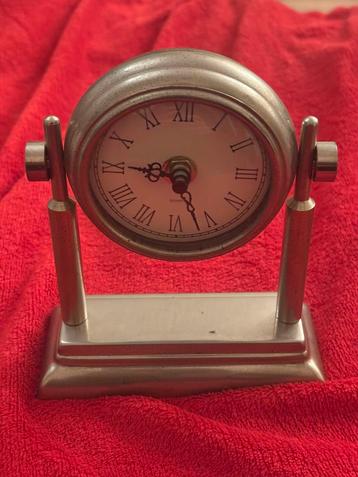 Leuk metalen tafelklokje met Romeinse cijfers werkt goed beschikbaar voor biedingen