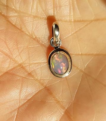925 zilveren hanger met natuurlijke Ethiopische opaal steen beschikbaar voor biedingen