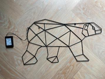 Geometrische ijsbeer van zwart staaldraad met licht kleine l