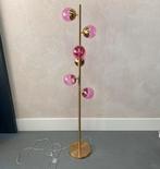 Richmond Interiors vloerlamp Zola roze met gouden details, Huis en Inrichting, Lampen | Vloerlampen, Ophalen, Zo goed als nieuw