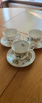 Royal Albert Flower of the Month, Verzamelen, Porselein, Kristal en Bestek, Ophalen of Verzenden, Zo goed als nieuw, Kop en/of schotel