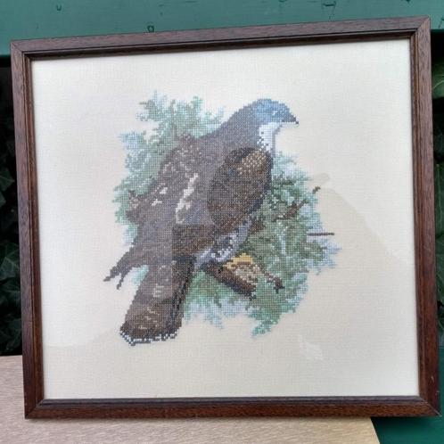 Hand geborduurd schilderij vogel achter glas 32 x 34 cm, Hobby en Vrije tijd, Borduren en Borduurmachines, Zo goed als nieuw, Handborduren