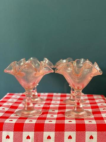 Geweldige set van 4 vintage roze glazen coupes beschikbaar voor biedingen