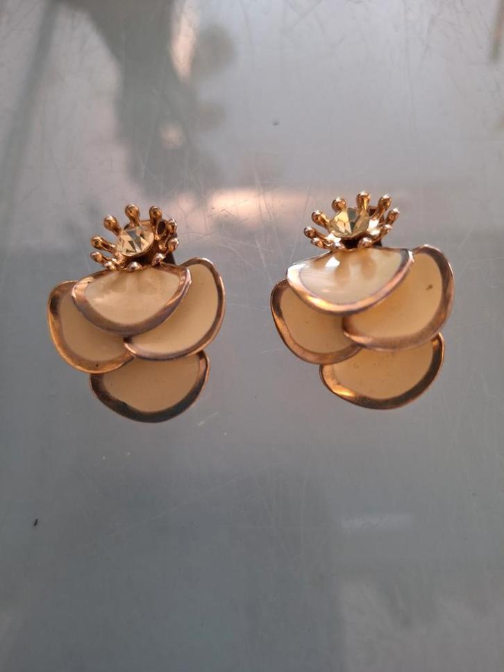 Vintage Gouden Bloem Oorclips oorbellen clips ivoorkleurige, Sieraden, Tassen en Uiterlijk, Oorbellen, Gebruikt, Overige materialen